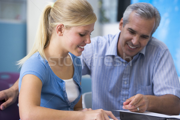 Foto stock: Maestro · colegiala · escuela · secundaria · clase · hombre · estudiante