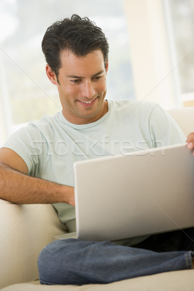 商業照片: 男子 · 客廳 · 使用筆記本電腦 · 微笑 · 計算機 · 家