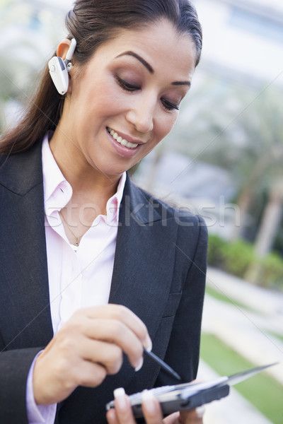 Femeie de afaceri bluetooth pda exterior tehnologie comunicare Imagine de stoc © monkey_business