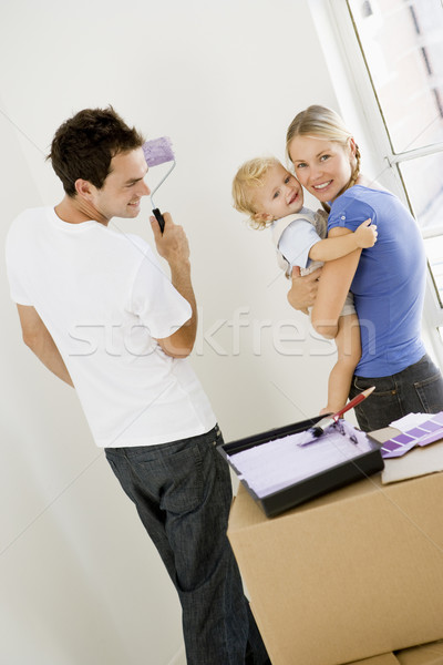 Familie schilderij kamer nieuw huis glimlachend vrouw Stockfoto © monkey_business