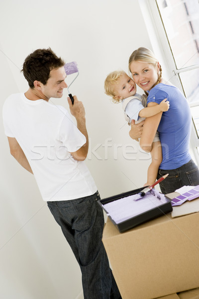 Famille peinture chambre nouvelle maison souriant femme [[stock_photo]] © monkey_business