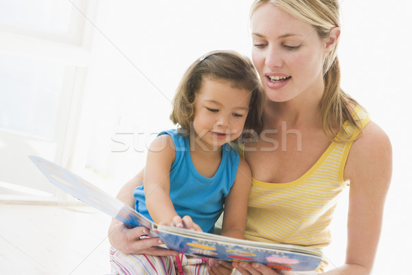 Anya lánygyermek bent olvas könyv mosolyog Stock fotó © monkey_business