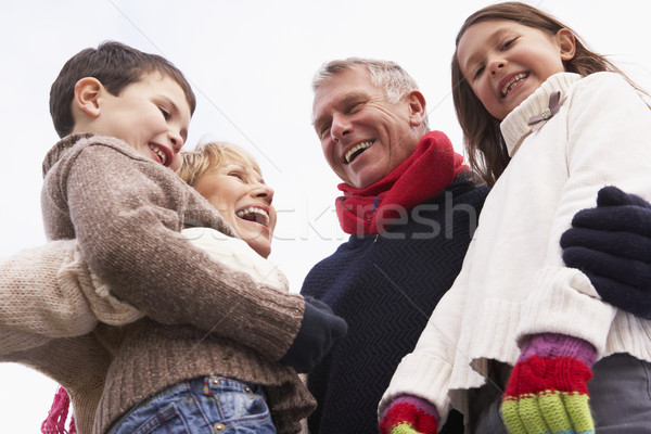 Foto stock: Abuelos · nietos · invierno · parque · frío