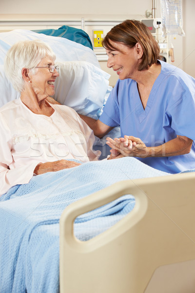 Krankenschwester sprechen Senior weiblichen Patienten Krankenhausbett Stock foto © monkey_business