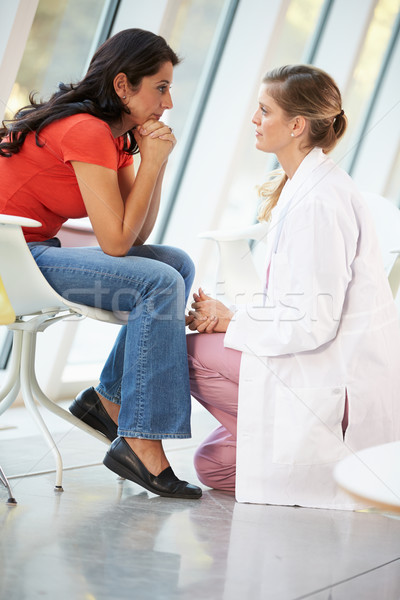 Femenino médico ofrecimiento deprimido mujer Foto stock © monkey_business