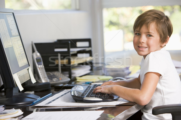Fiatal srác otthoni iroda számítógép mosolyog mosoly gyerekek Stock fotó © monkey_business