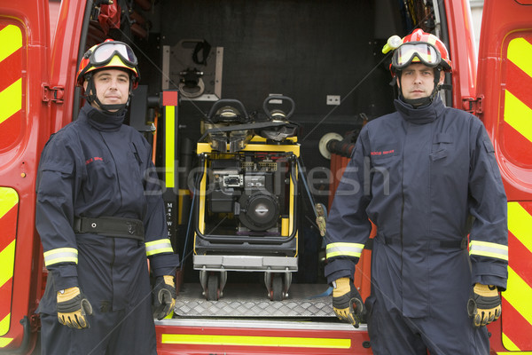 Foto stock: Bombeiros · em · pé · equipamento · pequeno · carro · de · bombeiros · retrato