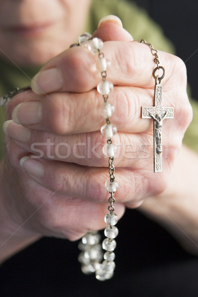 ältere Person halten Rosenkranz Perlen Stock foto © monkey_business