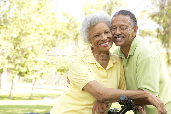 Foto stock: Pareja · de · ancianos · equitación · bicicletas · parque · hombre · feliz