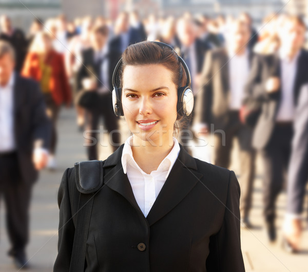 Feminino viajante habitual multidão fones de ouvido cidade Foto stock © monkey_business