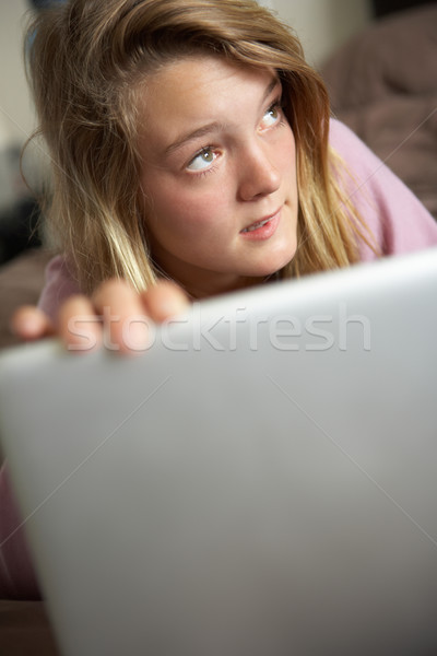 Vinovat uita folosind laptop acasă fată Imagine de stoc © monkey_business
