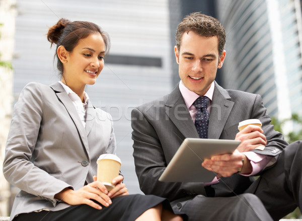 Stockfoto: Zakenman · zakenvrouw · digitale · tablet · buiten · kantoor