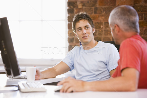 Doua oameni de afaceri birou potabilă cafea vorbesc Imagine de stoc © monkey_business