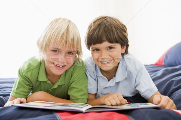 Due giovani ragazzi letto lettura Foto d'archivio © monkey_business