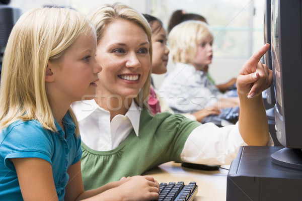 Stok fotoğraf: öğretmen · yardım · anaokulu · çocuklar · öğrenmek · bilgisayarlar