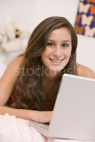 商業照片: 十幾歲的女孩 · 床 · 使用筆記本電腦 · 女孩 · 家 · 研究