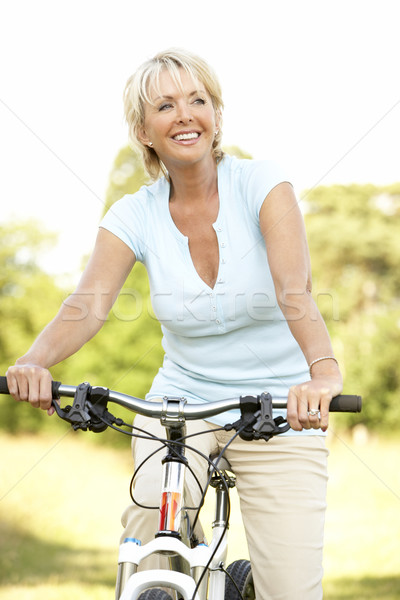 Foto stock: Retrato · mulher · madura · equitação · ciclo · feliz