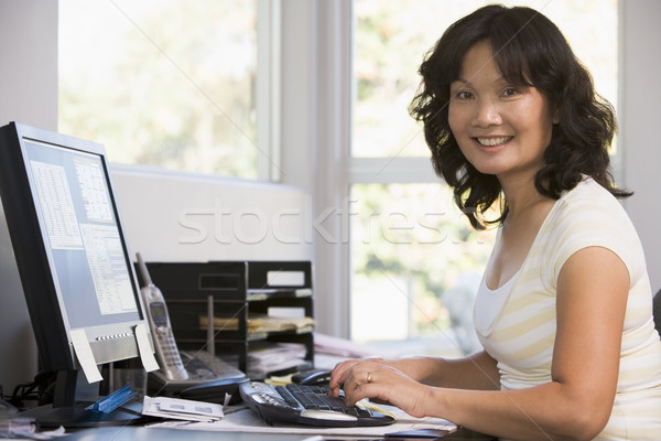 Stock fotó: Nő · otthoni · iroda · számítógéphasználat · mosolygó · nő · mosolyog · boldog