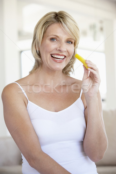 Zdjęcia stock: Dorosły · uśmiechnięta · kobieta · kamery · jedzenie · ananas · żywności