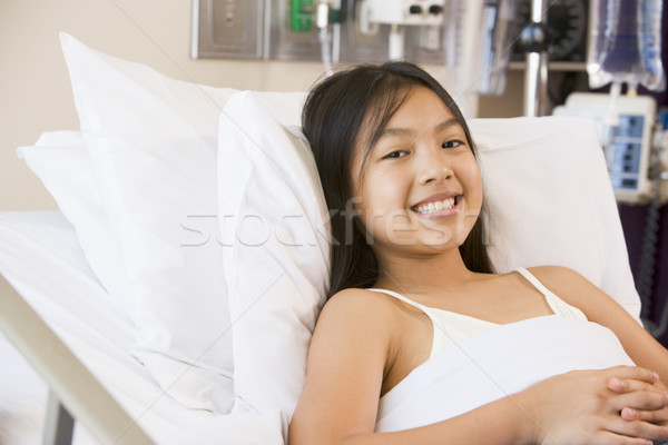 Junge Mädchen lächelnd Krankenhausbett medizinischen Kind Krankenhaus Stock foto © monkey_business
