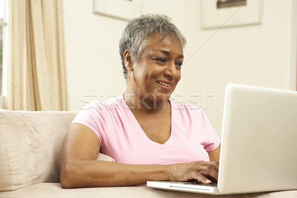 Foto stock: Senior · mulher · usando · laptop · casa · feliz · laptop