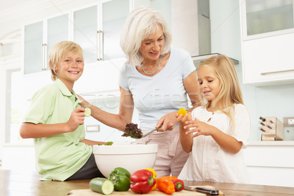 Foto stock: Netos · ajuda · avó · salada · moderno