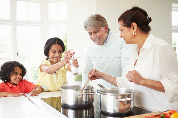 Сток-фото: дедушка · и · бабушка · внучата · приготовления · еды · домой · семьи
