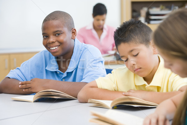 Stock foto: Grundschule · Klassenzimmer · Gruppe · Schüler · Lesung · Pfund