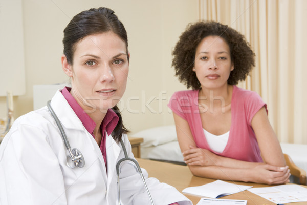 Femeie medic fericit vorbesc asistenţă medicală Imagine de stoc © monkey_business