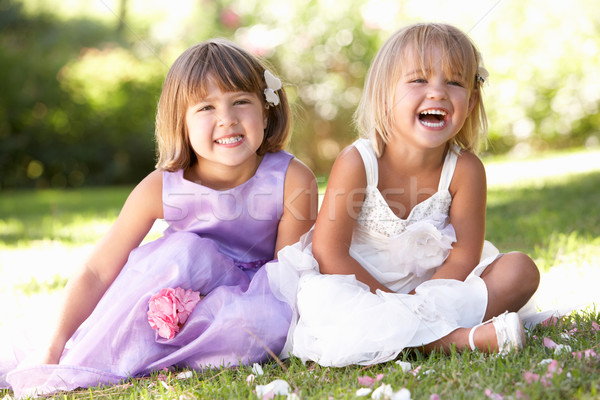 Due giovani ragazze posa parco primavera Foto d'archivio © monkey_business