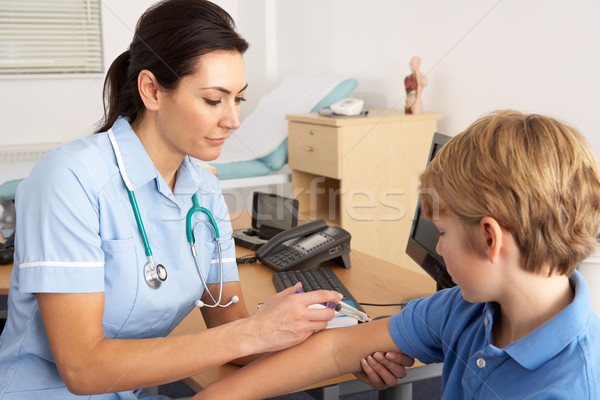 Britannique infirmière injection enfant travail Homme [[stock_photo]] © monkey_business