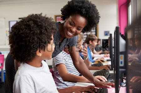 Foto d'archivio: Insegnante · aiutare · studenti · lavoro · computer · computer