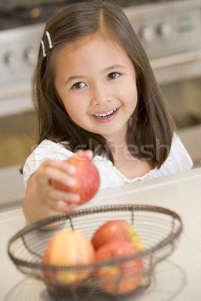 Foto stock: Joven · cocina · manzana · contra · sonriendo