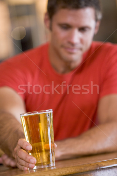 Młody człowiek relaks bar piwa człowiek szkła Zdjęcia stock © monkey_business