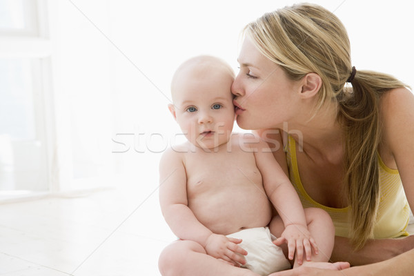 Moeder zoenen baby binnenshuis kus glimlachend Stockfoto © monkey_business