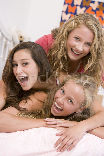 Acasă prietenii fete pat Imagine de stoc © monkey_business