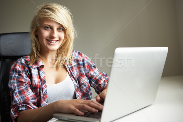 ストックフォト: 十代の少女 · ラップトップを使用して · ホーム · 少女 · インターネット · 幸せ