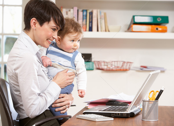 Foto stock: Mujer · bebé · de · trabajo · casa · usando · la · computadora · portátil · ordenador