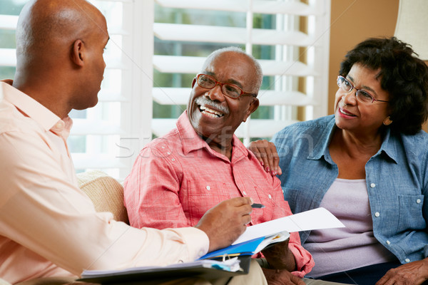 Foto stock: Asesor · financiero · hablar · pareja · de · ancianos · casa · feliz · seguridad