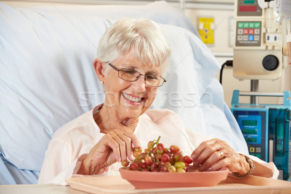 Senior weiblichen Patienten Essen Trauben Krankenhausbett Stock foto © monkey_business