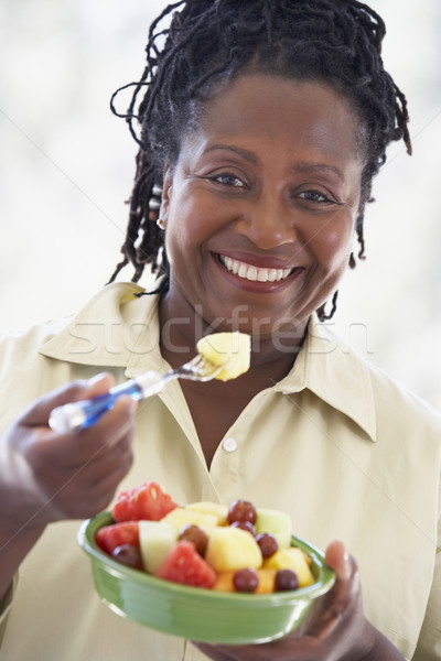 Stockfoto: Senior · vrouw · eten · vers · fruit · salade · voedsel