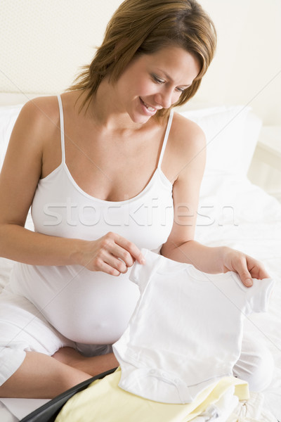 Stockfoto: Zwangere · vrouw · koffer · glimlachend · zwangere