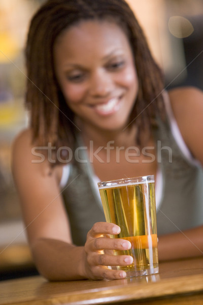 Stock foto: Genießen · Bier · bar · Frau · glücklich