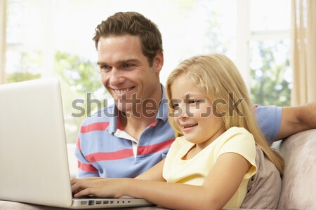 Foto stock: Pai · filha · usando · laptop · casa · computador · feliz