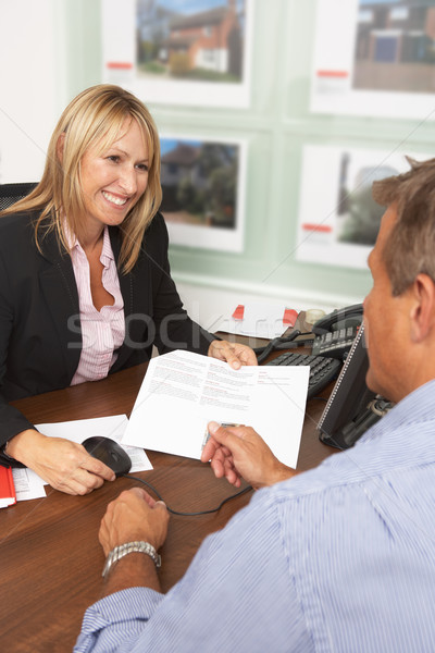 Vrouwelijke bespreken eigendom details cliënt Stockfoto © monkey_business