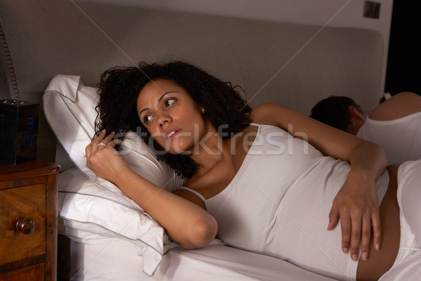 Femeie gravida dormi femeie copil ceas cuplu Imagine de stoc © monkey_business