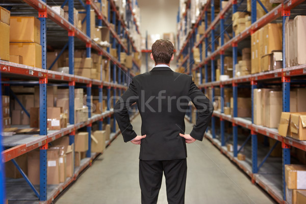 Vedere din spate manager depozit om de afaceri cutie bărbaţi Imagine de stoc © monkey_business
