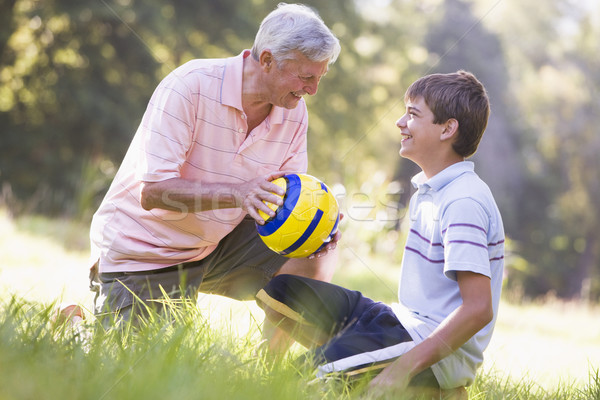 Foto stock: Abuelo · nieto · parque · pelota · sonriendo · feliz