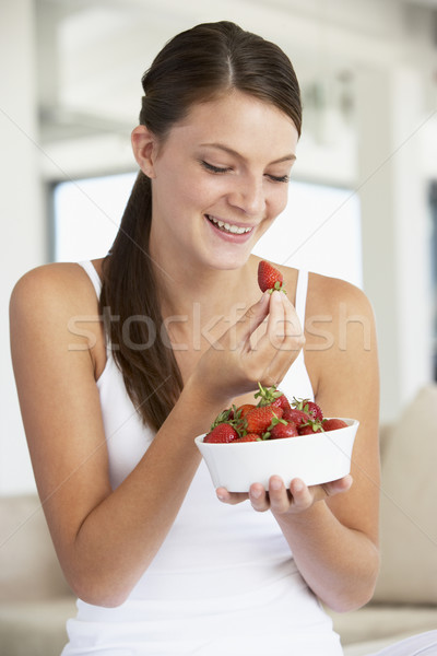 Stock foto: Essen · Schüssel · frischen · Erdbeeren · Frau
