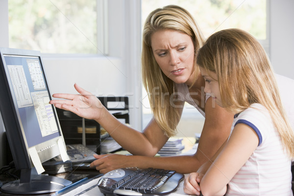 Femme jeune fille bureau à domicile ordinateur regarder affaires Photo stock © monkey_business